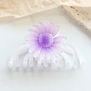Detail der Lavendel-Gänseblümchen-Haarklammer mit Glitzer-Finish und lila Blüten