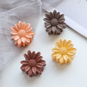 Vierer-Set matte Gänseblümchen-Haarklammern in den Farben Creme, Braun und Orange