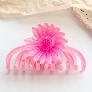 Detail der rosa-transparenten Gänseblümchen-Haarklammer mit glattem Harz-Finish