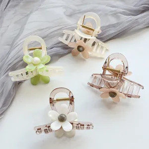 Set de cuatro pinzas para el cabello con flores de resina y perlas para mujeres y niñas