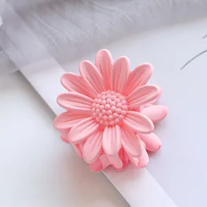Nahaufnahme der kleinen 4,5 cm hellrosa Gänseblümchen-Haarklammer mit mattem Finish