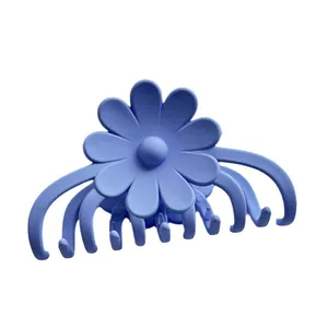 Matte hellblaue Blumen-Haarklammer mit Gänseblümchen-Design für elegantes Haarstyling