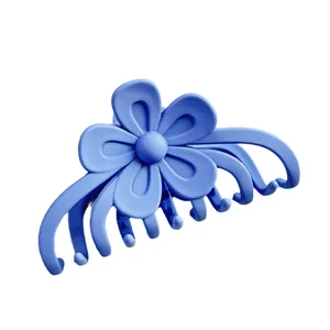 Pince à cheveux fleur bleue mate avec design à cinq pétales sur fond blanc