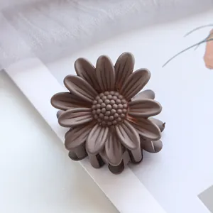 Nahaufnahme der 4,5 cm Gänseblümchen Haarklammer in Kaffeebraun mit matter Optik