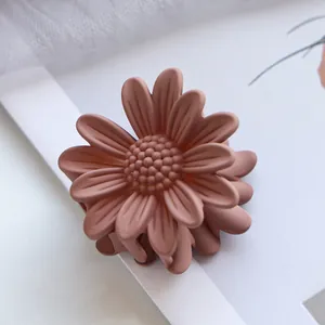 Detailaufnahme einer 4,5cm matten, altrosa Gänseblümchen-Haarklammer für Damen-Frisuren