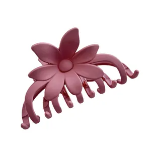 Mattrosa Haarklammer in Blumenform mit mehrblättrigem Design für sicheren Halt