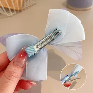 Eleganter Haarclip mit Schleife aus Netzstoff in Blau und Lila und Schmetterlingsflügeln