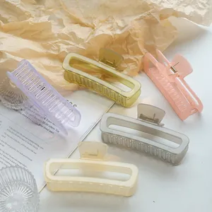 Detail van vijf grote rechthoekige haarklemmen in pastelkleurige matte afwerkingen