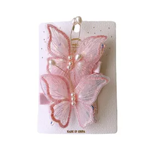 Rosa bestickte Schmetterling-Haarklammern mit Perlen auf weißer Karte für Mädchen
