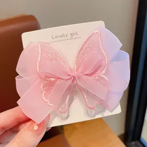Detailaufnahme der rosa Tüll-Haarschleife mit bestickten Kanten auf Displaykarte