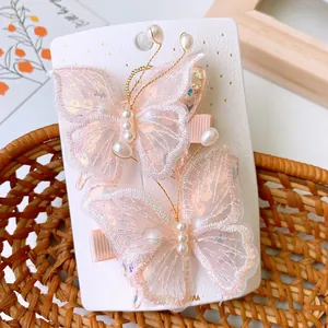 Detailansicht der rosa bestickten Tüll-Schmetterling-Haarspangen mit Pailletten und Perlen