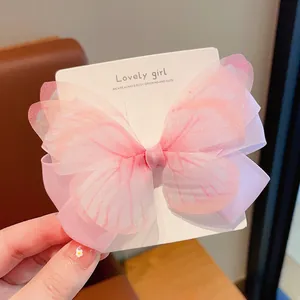 Detailansicht einer rosa Tüll-Schmetterlings-Haarklammer auf einer weißen Karte