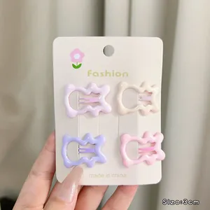 Detail view of 4-piece pastel wave hair clips on display card with 3cm size label
