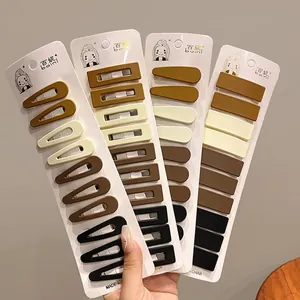 Detail von 10-teiligen matten BB-Haarclips in Milchteefarben für Mädchen in Erdtönen