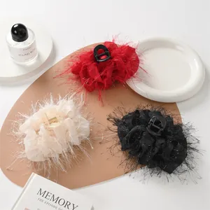Eleganti mollette per capelli in piume di struzzo rosso nero e beige con design floreale