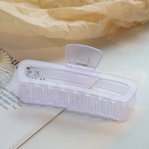 Detailweergave van de lichtpaarse matte hars haarklem met een rechthoekig ontwerp