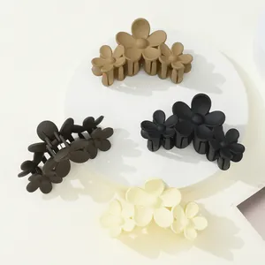 Pinzas para el pelo de flores mate en crema, café, caqui y negro para un peinado elegante