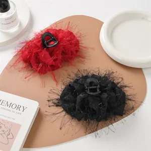 Set di eleganti mollette per capelli in piume di struzzo nere e rosse per l'autunno