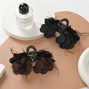 Eleganti mollette per capelli a fiore con petali opachi, strass a cuore e piume