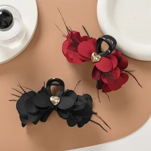Eleganti mollette per capelli con piume, petali e strass a forma di cuore brillante