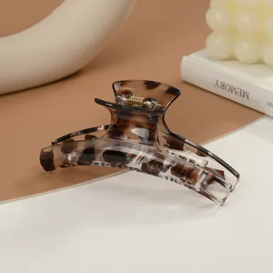 Eleganter Haarclip mit Leopardenmuster, Schildpatt-Optik und goldener Metallfeder