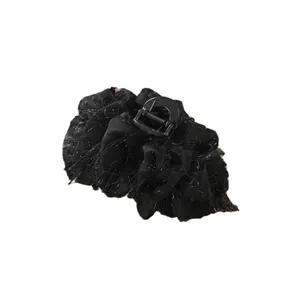 Elegante pinza per capelli nera con piume di struzzo e dettagli in rete di seta