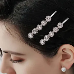 Set mit zwei funkelnden Kristall-Blumen-Haarspangen auf Silber-Metall-Finish