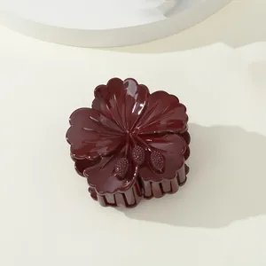 Dettaglio del fermaglio a fiore di ibisco bordeaux con petali a finitura lucida