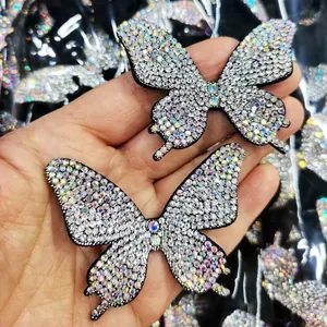 Fermaglio per capelli a farfalla scintillante con strass cangianti in mano