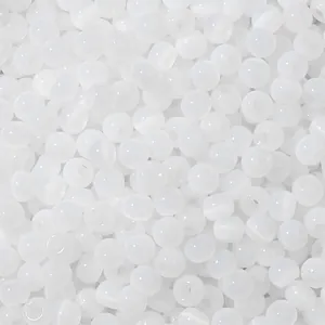 Vue macro de perles de verre blanches translucides avec éclat œil de chat pour bijoux