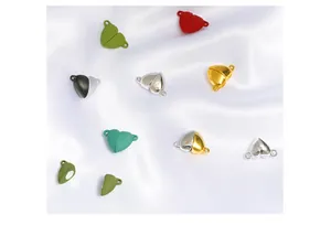 Gros plan de fermoirs magnétiques en forme de cœur pour bijoux DIY sur soie blanche