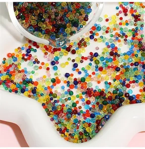Vista dettagliata di perle in vetro di cristallo sfaccettato multicolore per gioielli fai da te