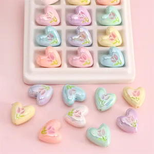 Détail de perles tulipes en acrylique en forme de cœur pour la création de bijoux
