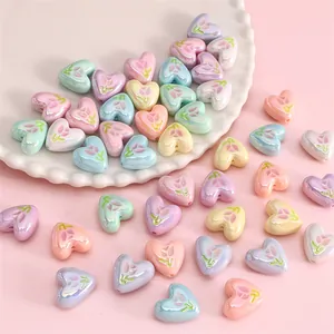 Détail de perles tulipes en forme de cœur avec fini irisé pour bijoux artisanaux