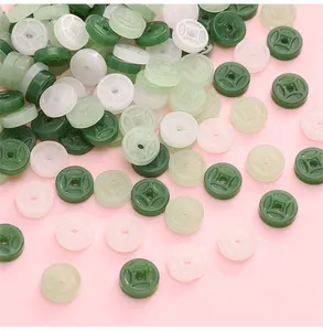 Dettaglio macro di perle in vetro stile moneta antica per gioielli fai-da-te colori giada