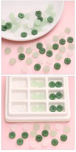 Dettaglio macro di perle di vetro a forma di moneta con trama simile alla giada