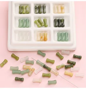 Vue macro détaillée de perles de pierre colorées 5x12mm pour la création de bijoux DIY