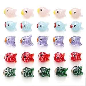 Set di 25 perline a forma di pesce in vetro rigato in 5 colori per gioielli fai da te