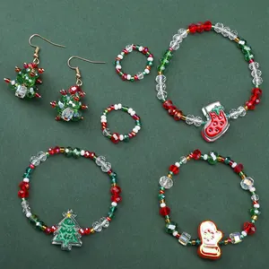 Detalle del kit de joyas de Navidad con pendientes y collares de cuentas hechos a mano
