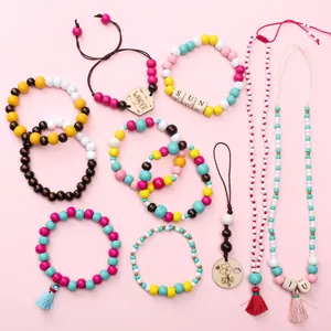 Conjunto de joyas bohemias de cuentas de madera coloridas con colgantes en rosa