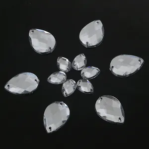 Dettaglio di strass in acrilico a goccia da cucire con doppi fori e superficie sfaccettata