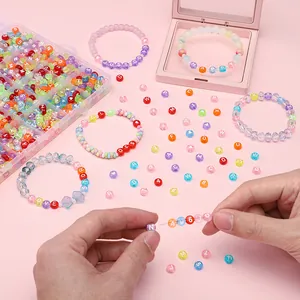 Σετ DIY κοσμημάτων 28 θέσεων με πολύχρωμες χάντρες γραμμάτων και διάφανο κουτί