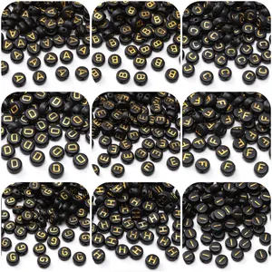 Makroansicht von 4x7mm schwarzen Acrylperlen mit goldenen Buchstaben A-I für DIY-Schmuck