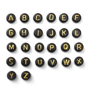 Nahaufnahme von 4x7mm schwarzen Acrylperlen mit goldenen Buchstaben A-Z für DIY-Schmuck