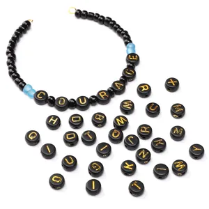 Detailansicht der schwarzen Acryl-Buchstabenperlen und Mut-Charm-Armband