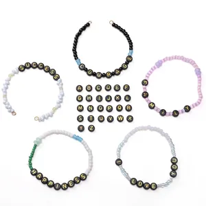 Bunte DIY-Armbänder mit 4x7mm schwarzen Acryl-Buchstabenperlen und goldener Schrift