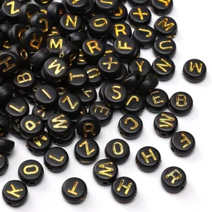 Schwarze flache runde Acryl-Buchstabenperlen mit Goldbuchstaben für DIY-Schmuck