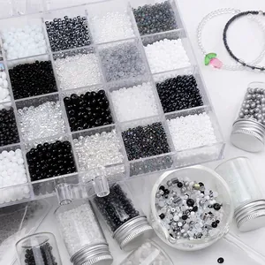 Σετ DIY με ασπρόμαυρες γυάλινες χάντρες σε κουτί με μπουκαλάκια για κατασκευή κοσμημάτων