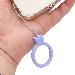 Dragonne de téléphone en silicone lavande avec anneau couronne tenue à la main