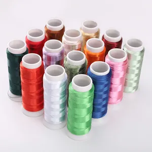 Vue détaillée de 15 bobines de fil à coudre en polyester brillant pour projets créatifs DIY